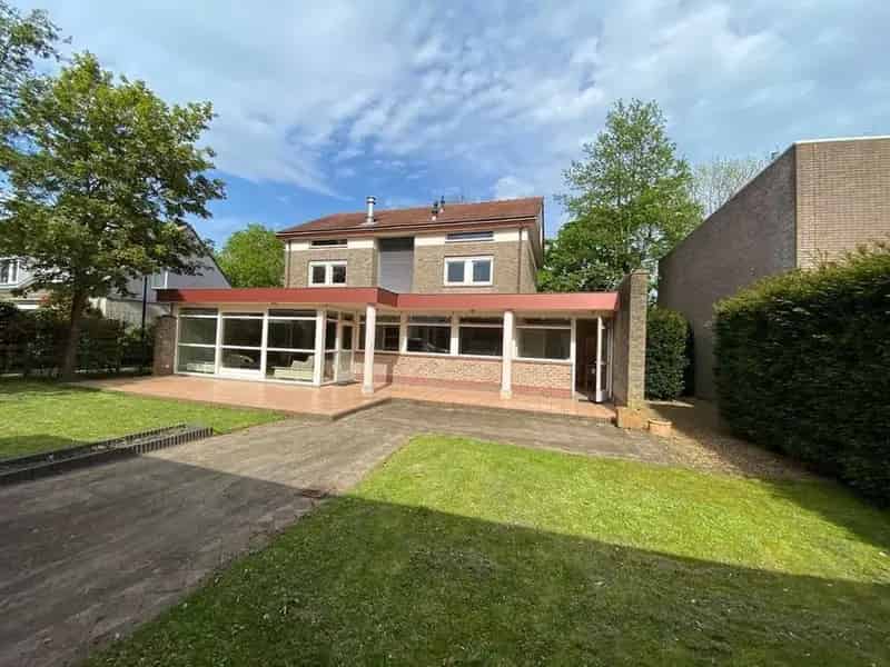 Vrijstaande Villa 6 slaapkamers 240m2  Goede OV