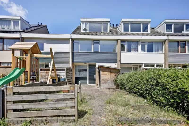 6 Slaapkamers Ruime Eengezinswoning Rotterdam Op te knappen