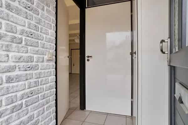 Moderne Hoekhuis met Garage te moderniseren