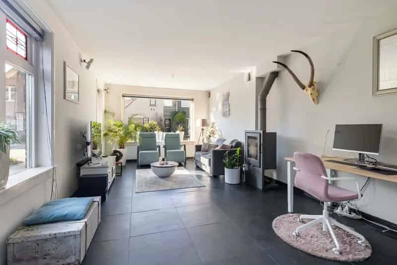 Gerenoveerde Jaren 30 Woning met Moderne Gemakken te Apeldoorn