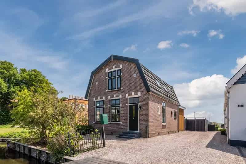 Huis te koop Assendelft: Landelijke woning met moderne keuken en tuin