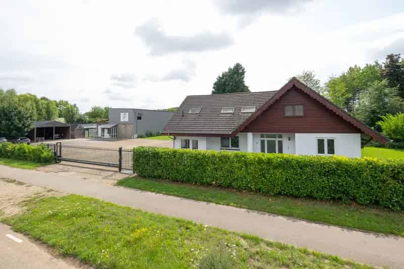 Vrijstaande woning met bedrijfsruimte en 8 slaapkamers te Susteren
