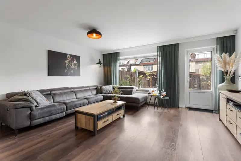 Huis te koop Almere: Instapklare eindwoning met 13 zonnepanelen