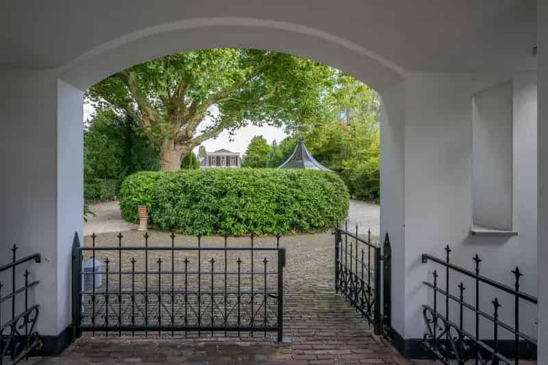 Landhuis te koop Leiden: Rijksmonument met boothuis en poortgebouw