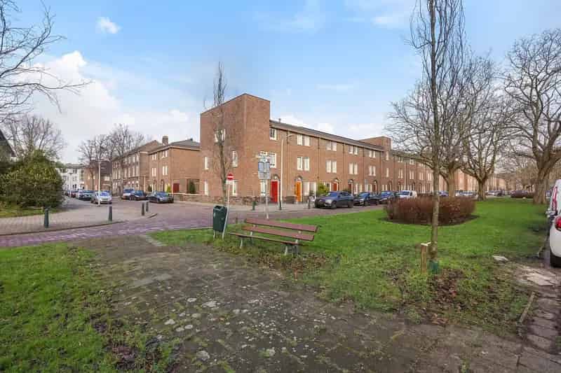 Huis te koop Den Haag Moerwijk 5 slaapkamers grote tuin