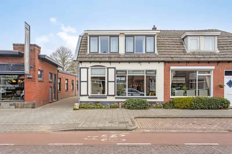 Instapklare woning met moderne keuken en authentieke opkamer
