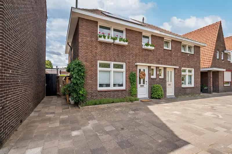 Ruime 4 Slaapkamers 2 Onder 1 Kapwoning Blerick