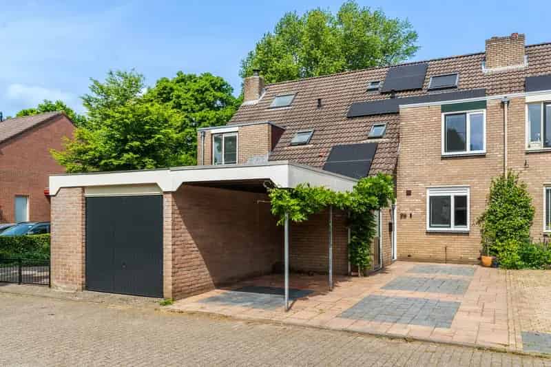 Moderne Middenwoning te Koop in Epe 4 Slaapkamers Diepe Tuin