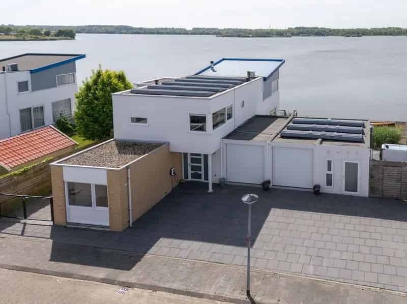 Luxe villa aan het water te Lelystad met 3 slaapkamers en jacuzzi