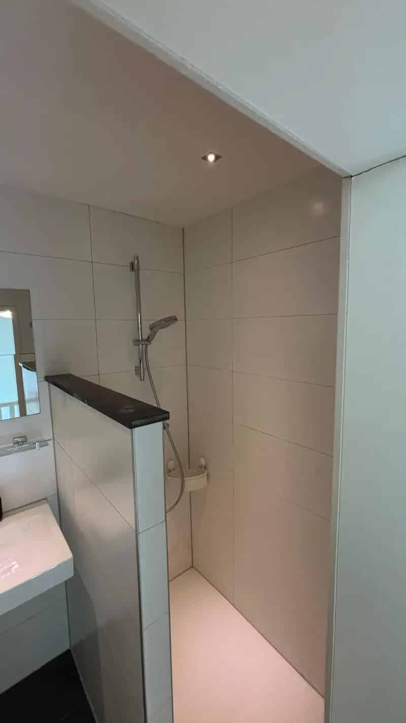 Ruime Kamer met Eigen Badkamer in Modern Huis Rivierenbuurt