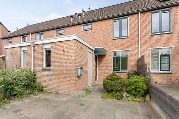 Ruim Huis met 3 Slaapkamers en Privacyrijke Tuin