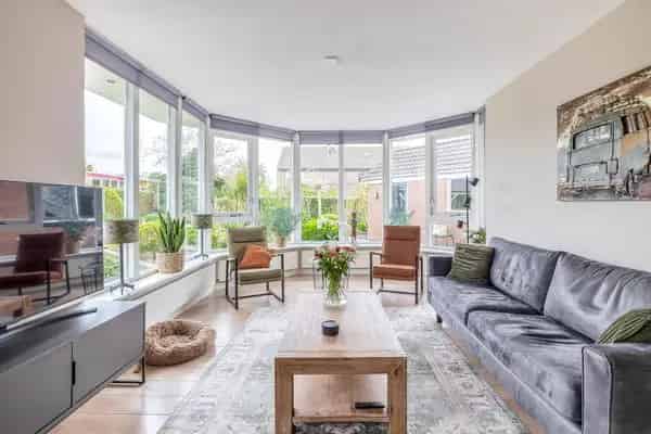 Ruime Hoekwoning met Tuin Garage en Zonnepanelen