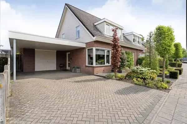 Helft van dubbel woonhuis Raalte Noord 3 slaapkamers moderne badkamer