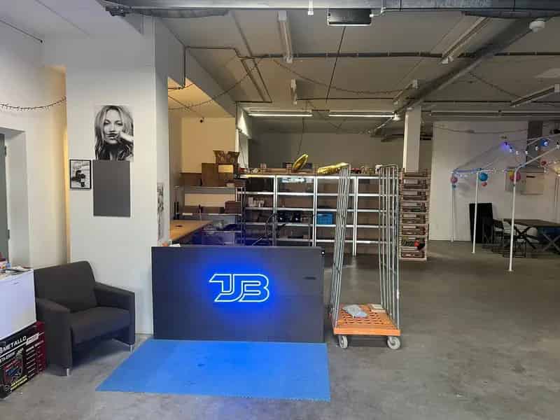 Bedrijfshal Heerenveen | Zoek bedrijfshallen te huur: Leeuwarderstraatweg 129 8441 PK Heerenveen 