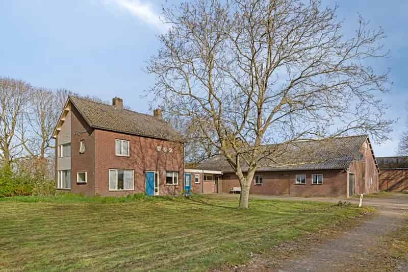 Huis te koop Veldweg 3 Herpt 1ha grond diverse bijgebouwen
