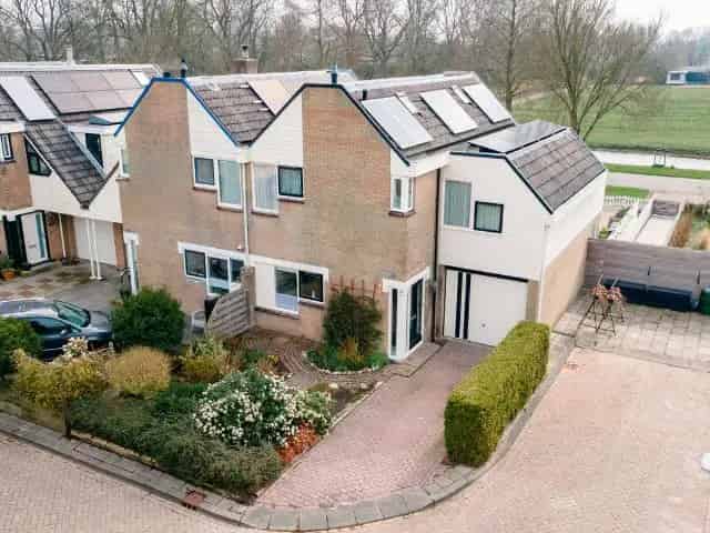 Woning te koop: Ruime helft van dubbel met 4 5 slaapkamers en garage
