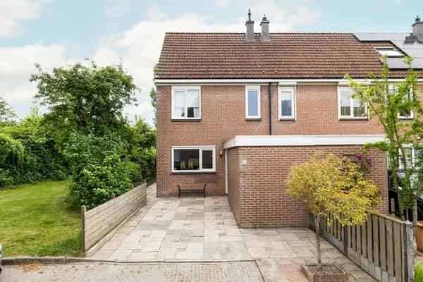 Hoekwoning 4 slaapkamers moderne badkamer zonnige tuin