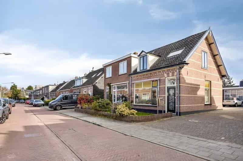 Huis te koop Hilversum Kerklaan: gerenoveerde hoekwoning
