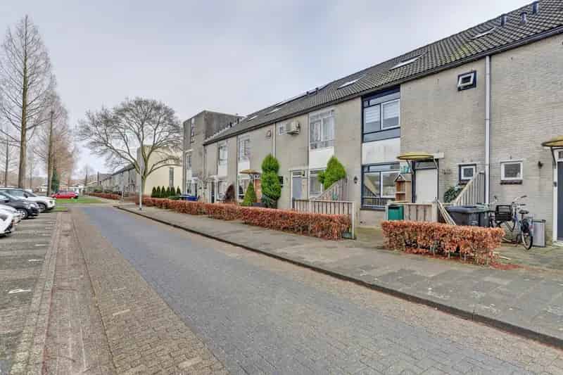 Almere Starterwoning: 4 slaapkamers, 2 badkamers, zonnige tuin