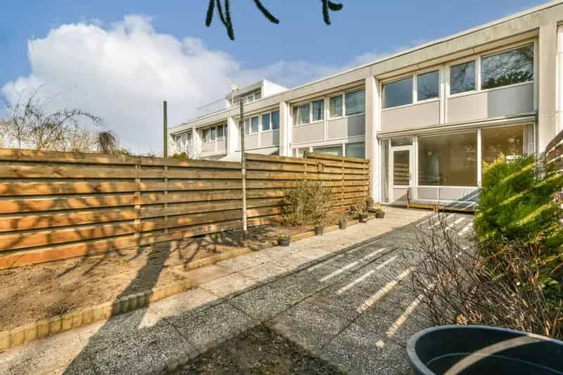 Huis te Koop Amsterdam Zuidoost: Nieuwe Keuken, Badkamer, Tuin en Carport