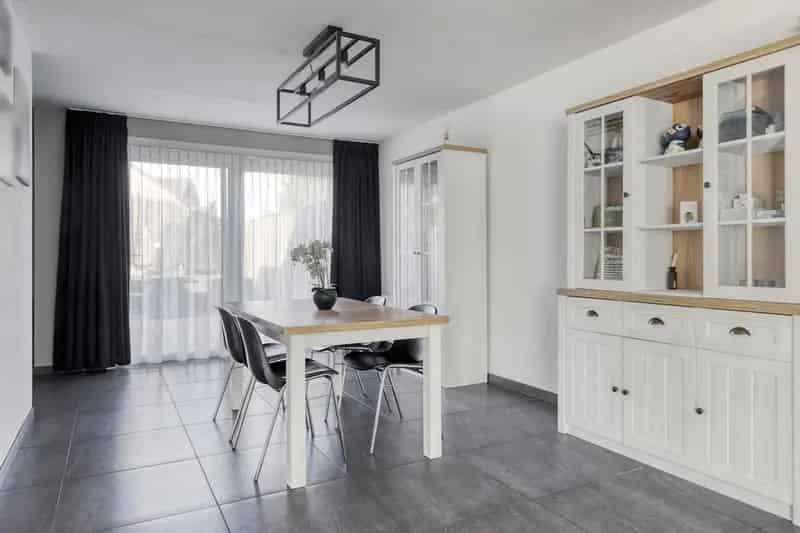 Ruime gezinswoning Sint Jansteen 3 slaapkamers garage tuin zonnepanelen airco