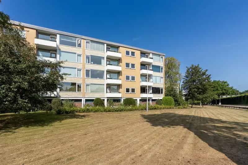 Appartement te koop Bussum Zuid: 2 slaapkamers, 2 balkons, lift