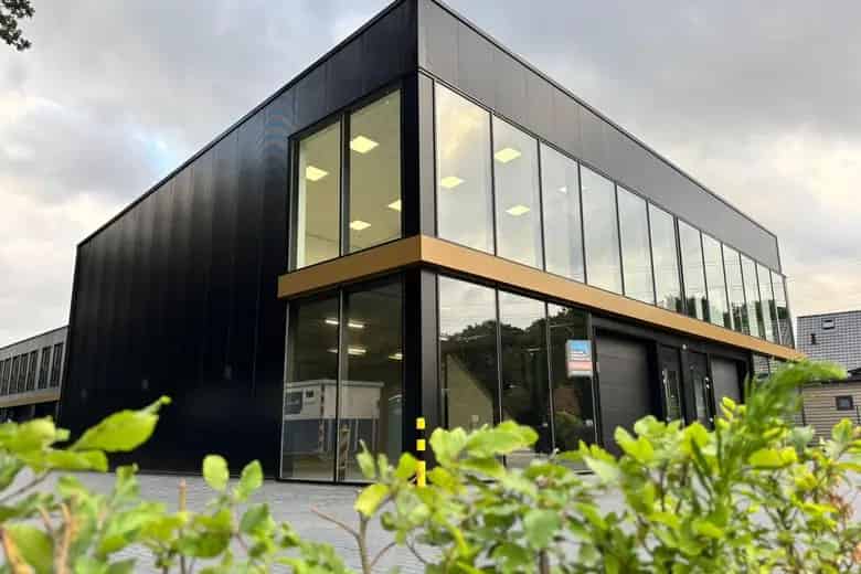 295m2 Bedrijfsruimte te Huur Apeldoorn Moderne Unit Kantoor Parkeerplaatsen