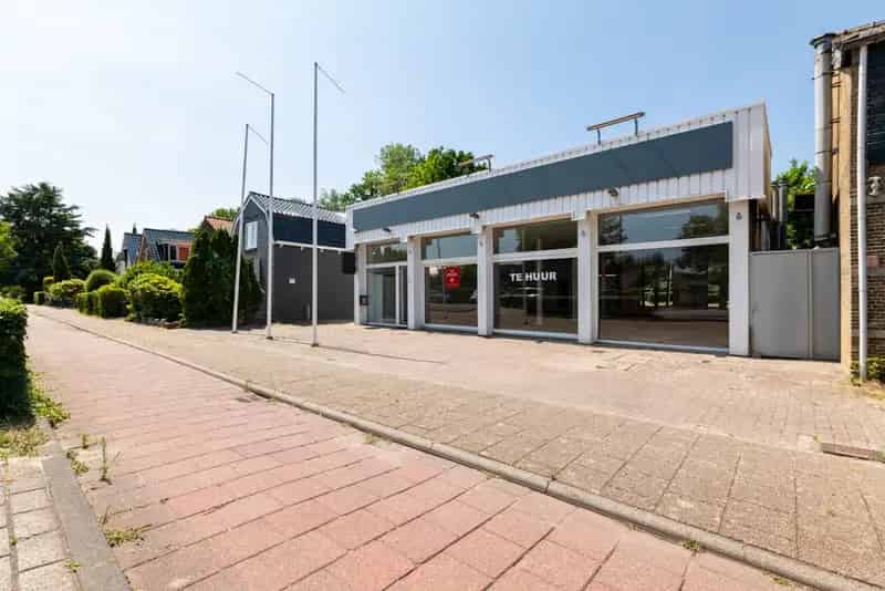 Bedrijfshal te Huur Hellevoetsluis 740m² Showroom Garage Kantoor Magazijn