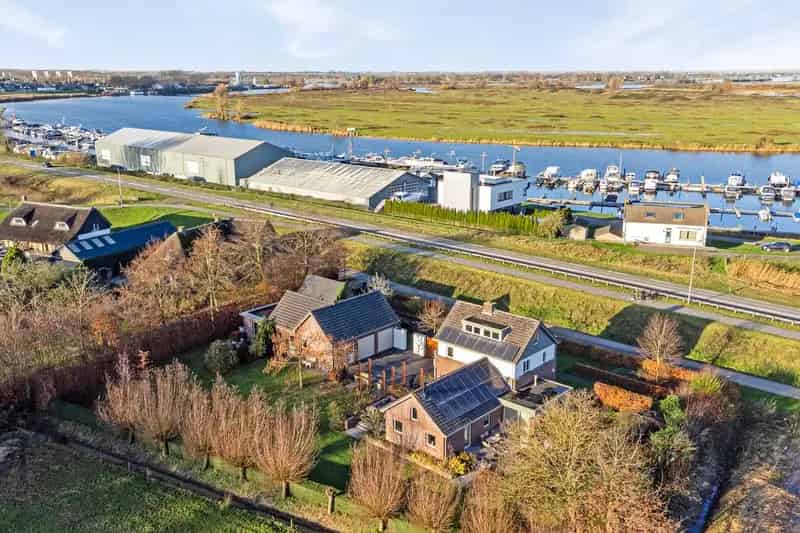 Vrijstaande woning Lithoijen: Ruime woning met bijgebouw en vrij uitzicht