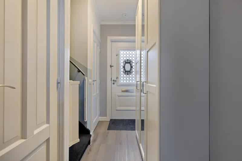 Ruime Eindwoning met Uitbouw Nabij Winkels