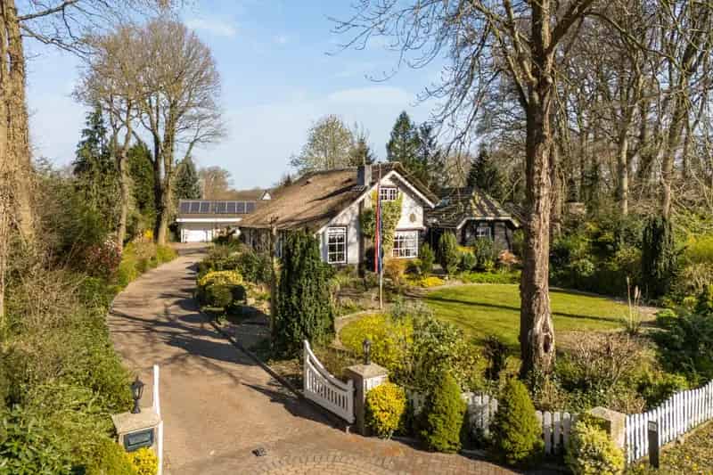 Huis te koop Putten: Vrijstaande woning met grote garage en tuin