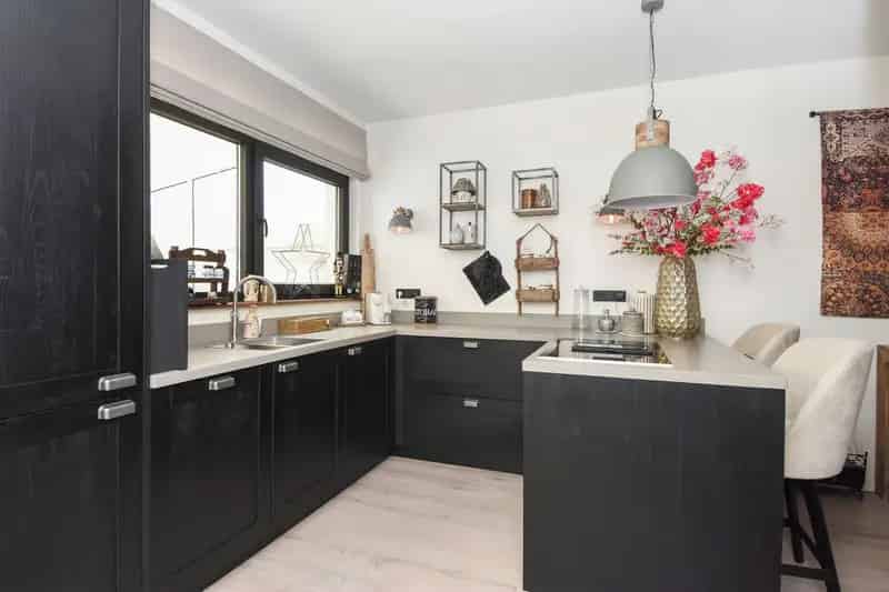 Gerenoveerde 5-kamer woning Den Haag 4 slaapkamers 12 zonnepanelen
