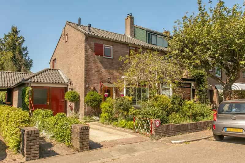 Huis te koop Baarn: Ruime hoekwoning 3 slaapkamers Grote tuin