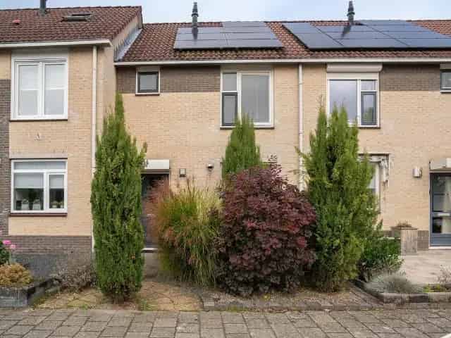 Tussenwoning te koop: Ruime en goed onderhouden woning met 4 slaapkamers