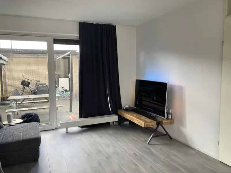 Moderne woningen Almere Eilandenbuurt nabij NS station en voorzieningen