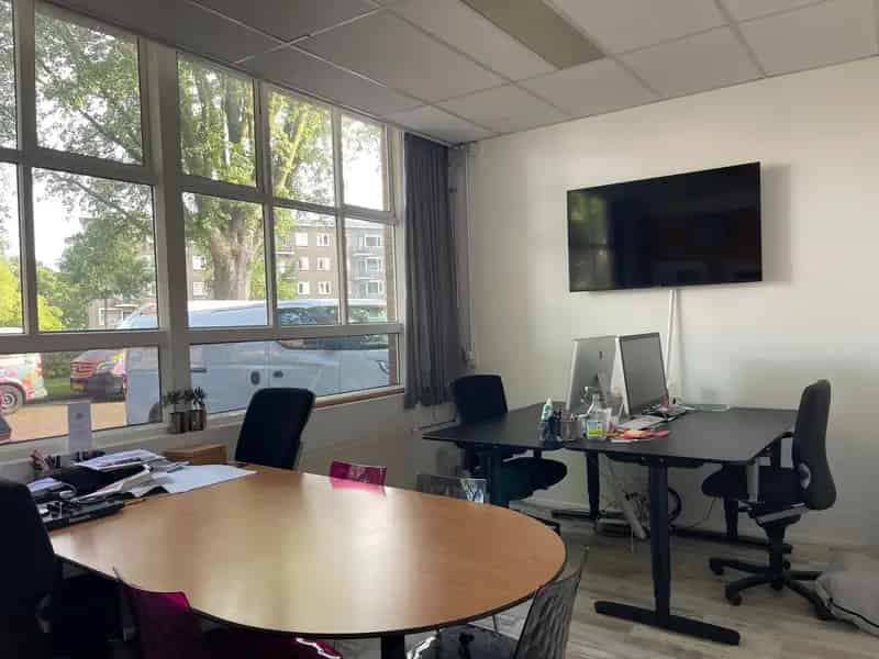 Bedrijfshal Zwolle Floresstraat 250m2 Kantoor 50m2