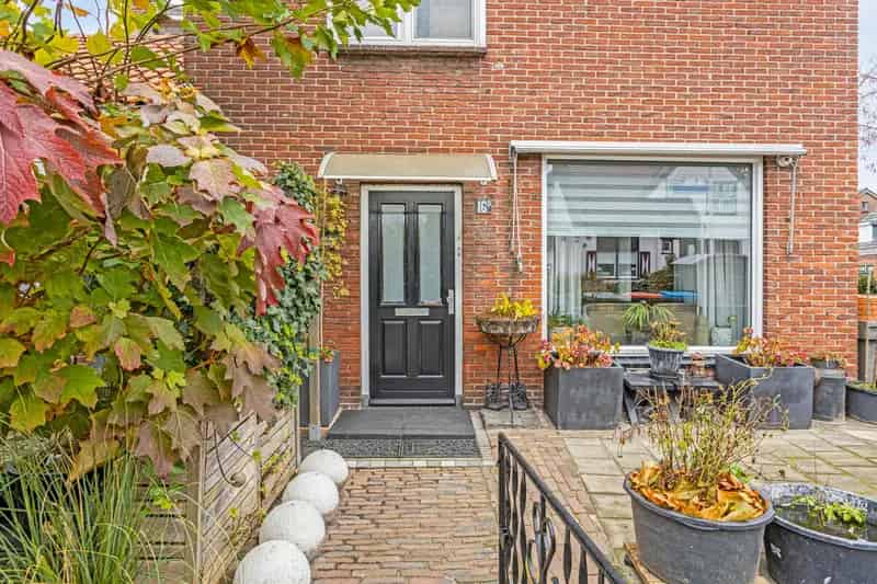 Ruime Eindwoning Glanerbrug met Praktijkruimte Garage 3 slaapkamers