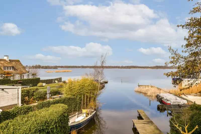 Rietgedekte Villa aan de Vuntusplas te Loosdrecht