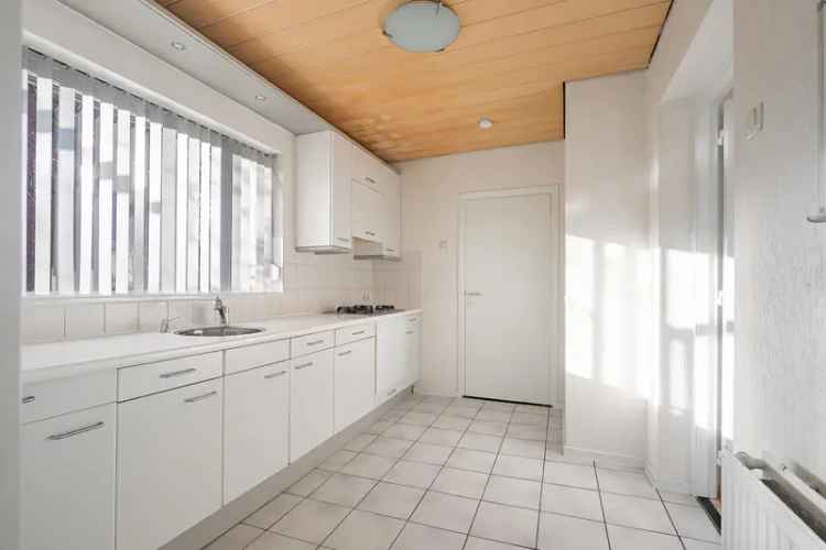 Te Koop: Ruime Twee Onder Een Kap Woning in Neerbeek