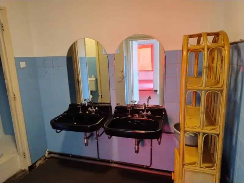 Bedrijfsruimte met Badkamer en Keuken te huur