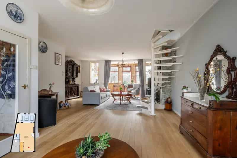 Huis te koop Vlaardingen: Ruime 4-kamer woning met tuin en garage