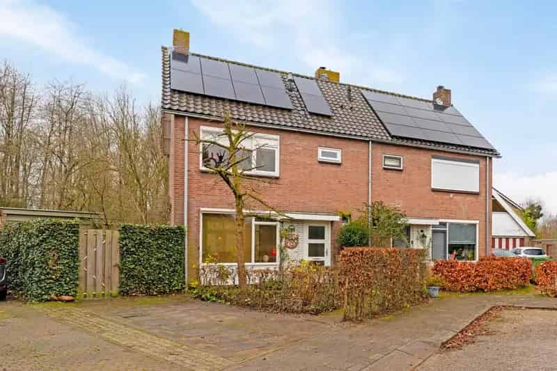 Ruime 4 Slaapkamers 2-onder-1-kapwoning Zetten Nabij Bos