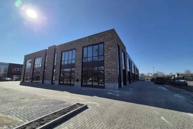 90m2 Bedrijfsruimte te Huur Groningen - Moderne Unit met Kantoor