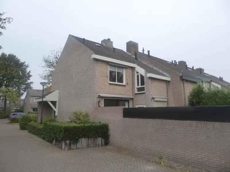 Ruime Hoekwoning nabij Centrum 3 slaapkamers Carport Tuin