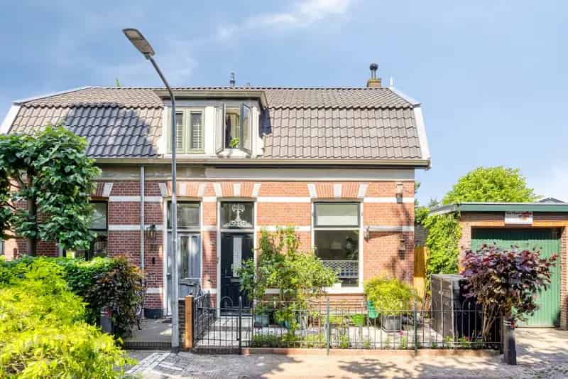 Charmante Tweekapper Hilversum Bloemenbuurt 3 slaapkamers Garage Zonnepanelen