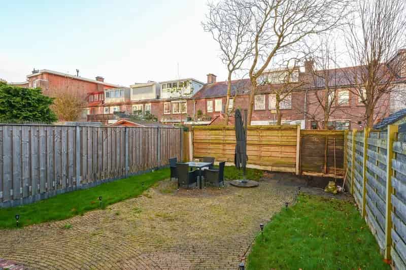 Gerenoveerd appartement met aanbouw en tuin te Den Haag