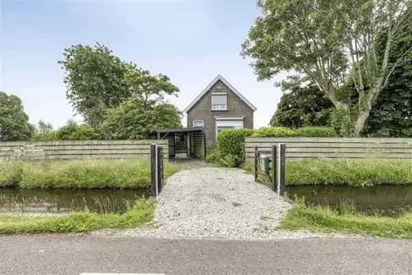 Rustige woning nabij Amsterdam met vrij uitzicht en ruim perceel