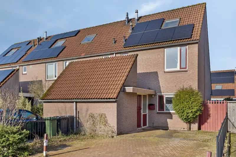 Huis te koop Arnhem De Laar Oost: 4 slaapkamers, parkeren op eigen terrein