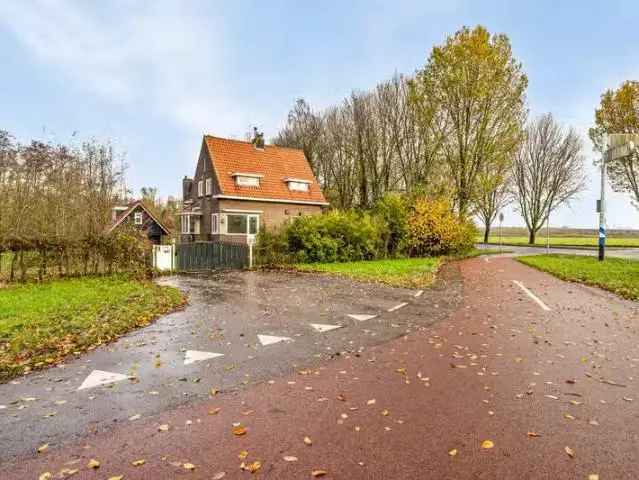 Vrijstaande woning met bijgebouw nabij Amsterdam