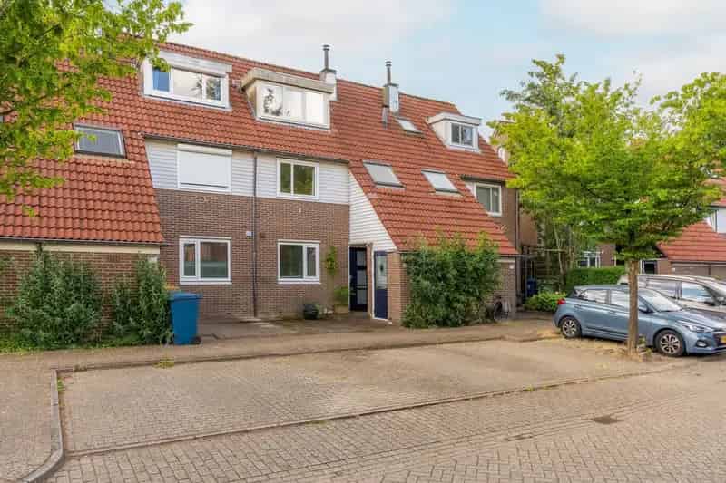 Ruime Tussenwoning nabij Kooikerspark Houten